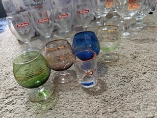 Copas de colores de cristal retro.
