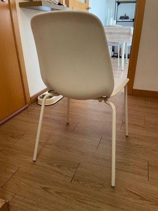 Sillas de comedor de plástico beige