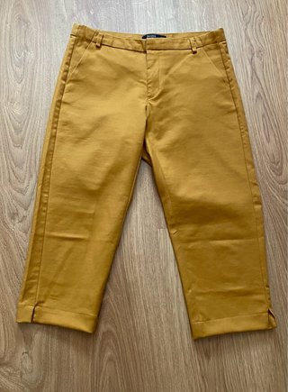 Top Zara Negro y Pantalón Amarillo Talla XS