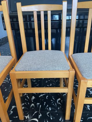 Juego de 4 sillas de madera
