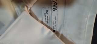 Traje de chaqueta negro y camisa blanca