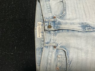 Conjunto Top Negro Brillante y Vaqueros Azules