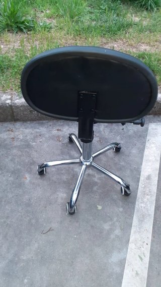 Silla ergonómica negra tipo pony ver fotos