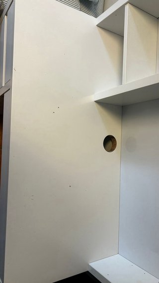 Escritorio IKEA blanco madera con pizarra