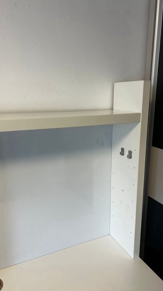 Escritorio IKEA blanco madera con pizarra