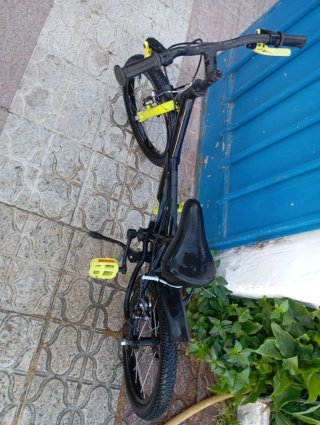Bicicleta infantil verde y negra