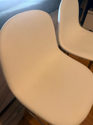 Sillas altas de cuero blancas