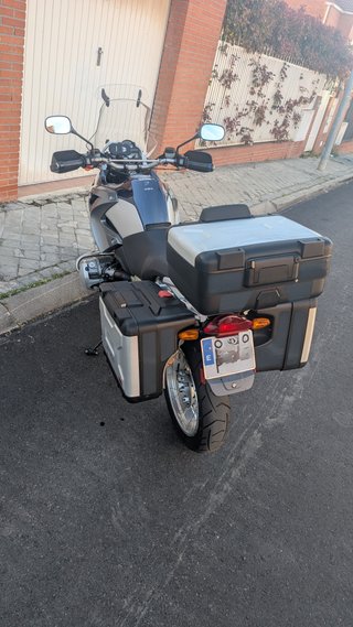 BMW R 1200 GS 2005 con maletas y etiqueta C