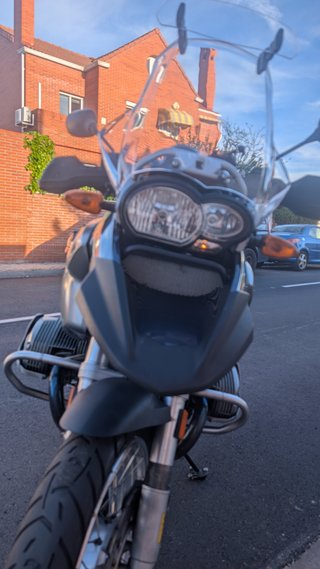 BMW R 1200 GS 2005 con maletas y etiqueta C