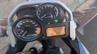 BMW R 1200 GS 2005 con maletas y etiqueta C