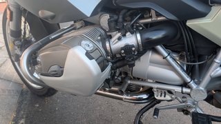 BMW R 1200 GS 2005 con maletas y etiqueta C