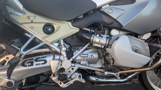 BMW R 1200 GS 2005 con maletas y etiqueta C