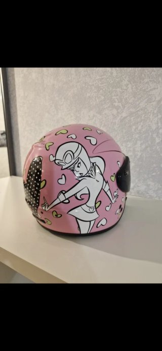 Casco de moto infantil rosa con corazones
