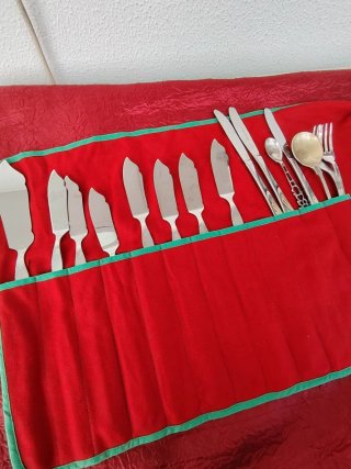 Set Posate Vintage in Metallo e Tessuto Rosso
