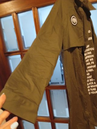 Camiseiro verde e branco com frase