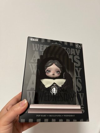 Skullpanda x Wednesday Figura Coleccionable
