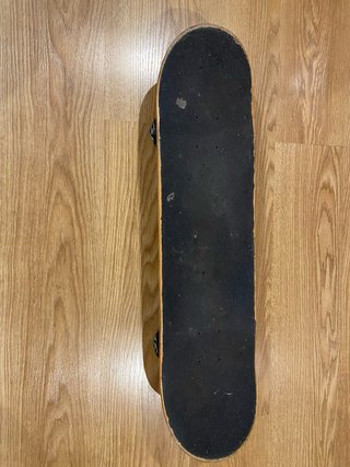 Skate con diseño de ojos y nariz