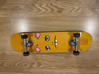 Skate con diseño de ojos y nariz