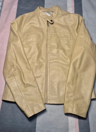 Cazadora efecto piel beige minimalista