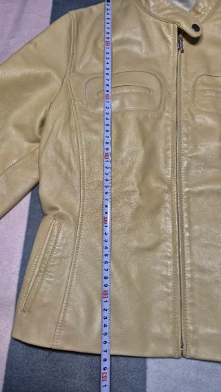 Cazadora efecto piel beige minimalista