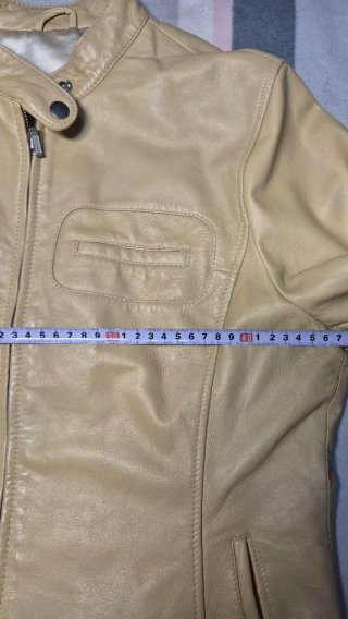 Cazadora efecto piel beige minimalista