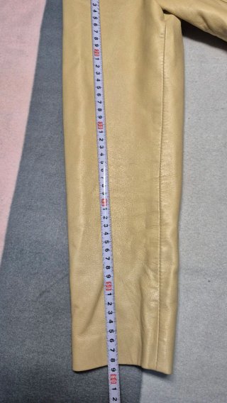 Cazadora efecto piel beige minimalista