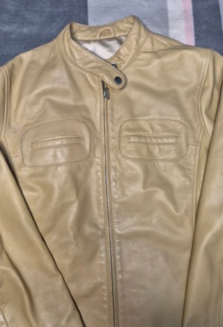 Cazadora efecto piel beige minimalista