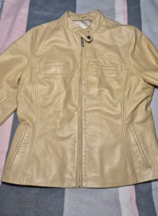 Cazadora efecto piel beige minimalista