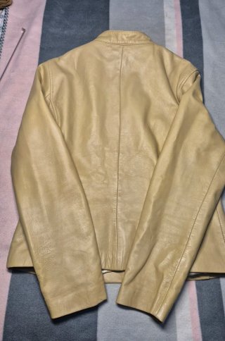 Cazadora efecto piel beige minimalista