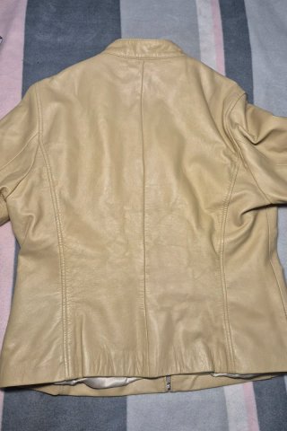 Cazadora efecto piel beige minimalista