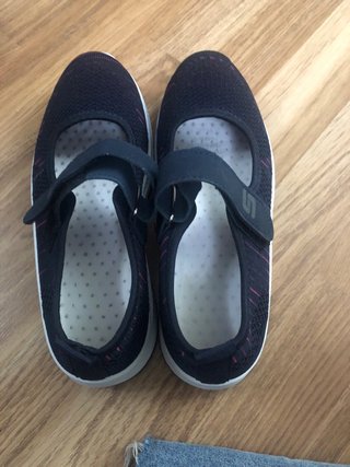 Zapatillas deportivas negras y rosas