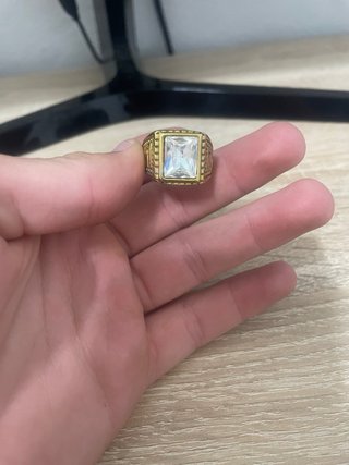 Anillo dorado elegante
