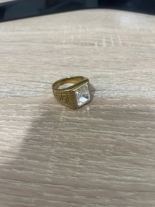 Anillo dorado elegante