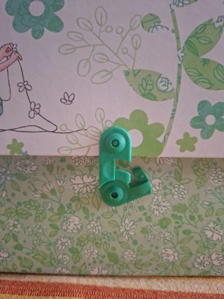 Maletín infantil de cartón verde marca Busquets