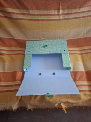 Maletín infantil de cartón verde marca Busquets