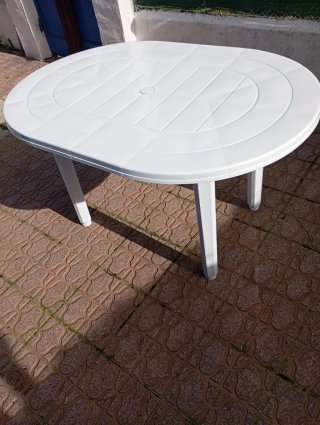 Mesa de jardín ovalada blanca