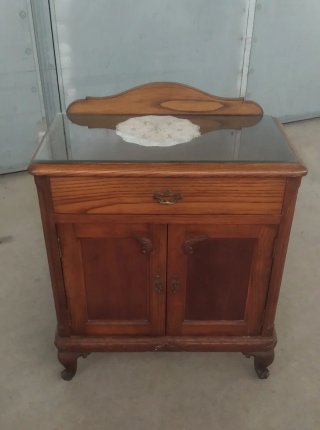 Mesitas antiguas de madera y cristal (2 unidades)