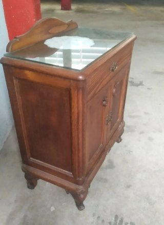 Mesitas antiguas de madera y cristal (2 unidades)