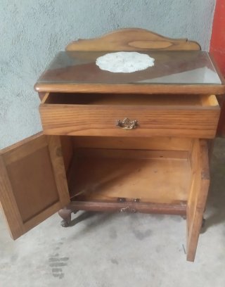 Mesitas antiguas de madera y cristal (2 unidades)