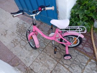 Bicicleta infantil rosa con ruedines