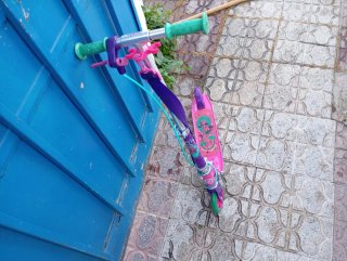 Bicicleta infantil rosa con ruedines
