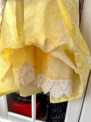 Vestido amarillo con cinturón