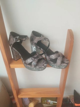 Sandalias Talla  treinta y siete con Tacón Brillan