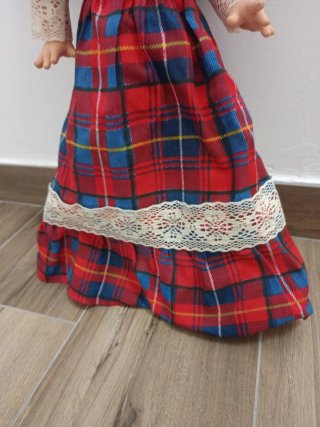Bellissima bambola vintage scozzese