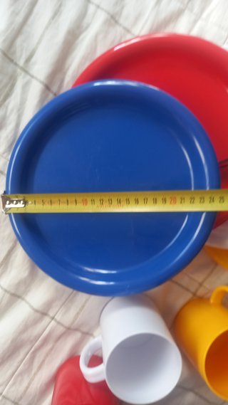 Set 4 piatti e 4 tazze campeggio plastica