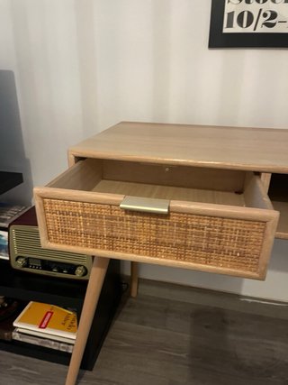 Escritorio de madera con ratán