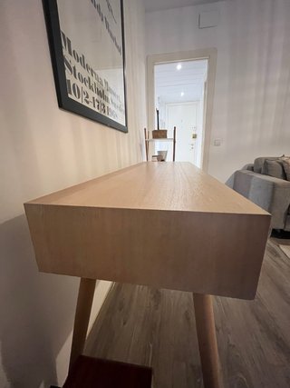 Escritorio de madera con ratán