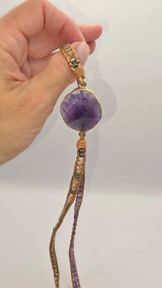 Pulsera cuero y piedras moradas