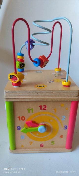 Cubo interactivo de madera para bebés