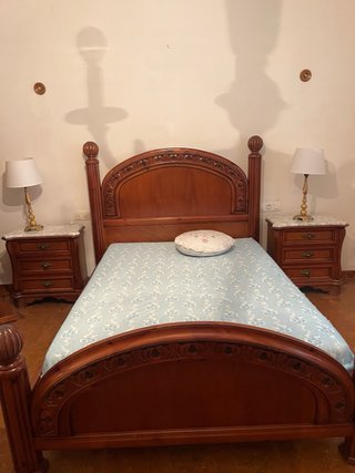 Tocador de madera con espejo y mármol ,dormitorio